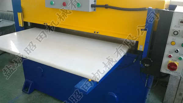 精密四柱液压裁断机 正面